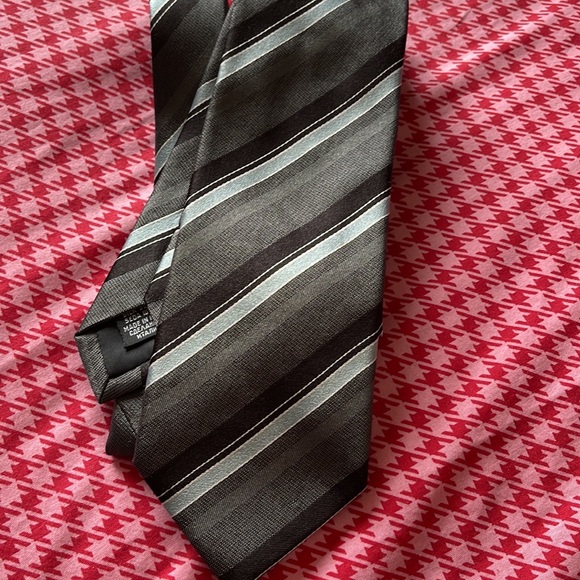 Hugo Boss tie - Picture 2 of 2